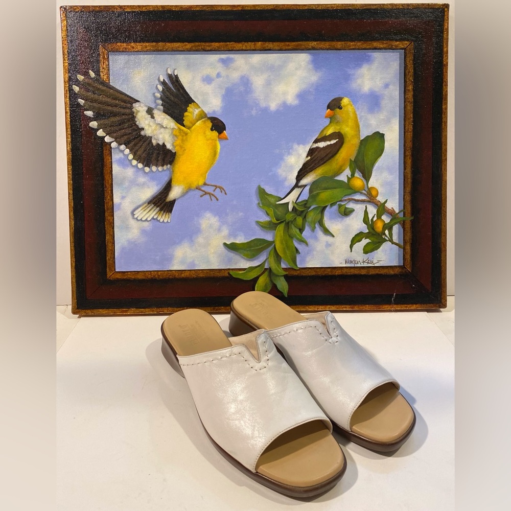 Munro comfy white and tan mule Sandles